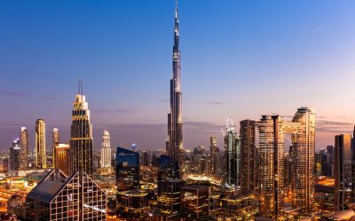 Magnífica vista sobre la ciudad de Dubai con el Burj Khalifa al atardecer, Dubai, EAU